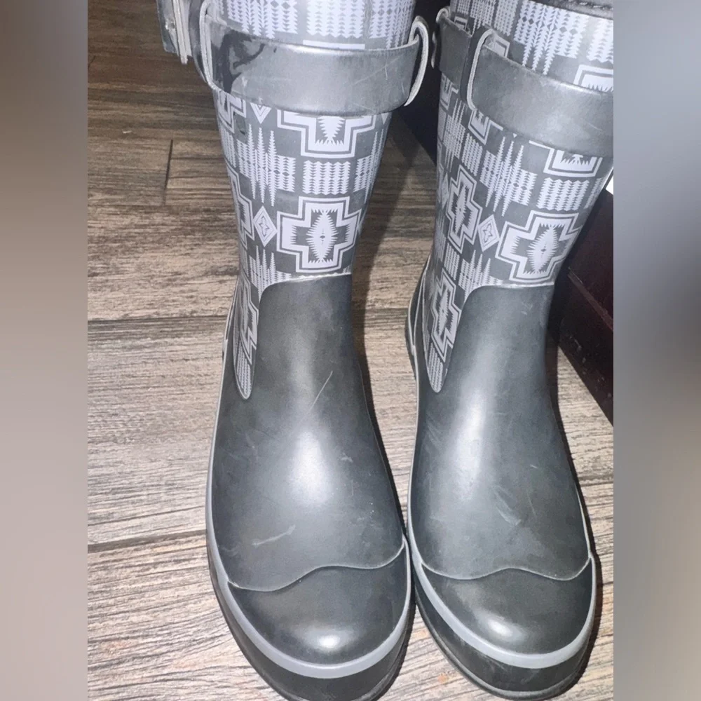 Pendleton Women’s Heritage Print Short Rain Boot, Harding Black, Size 7 EUR 38